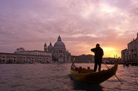 Paseo en góndola por Venecia con serenata y cena incluidas