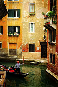 Private Tour: Venice Gondola Ride with Serenade
