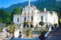 Royal Castle of Linderhof and Oberammergau Day Tour from Munich