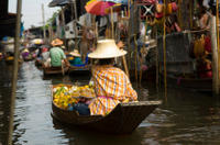 Excursión a los mercados flotantes y el puente sobre el río Kwai desde Bangkok
