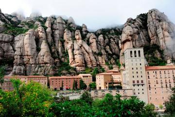 Barcelona Super Saver: Montserrat Day Trip and Barcelona Gaudi Tour