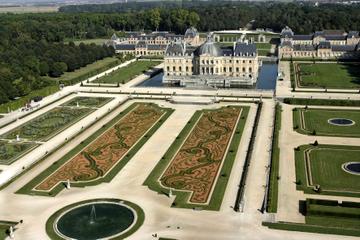 Chateaux de Fontainebleau and Vaux le Vicomte Day Trip from Paris