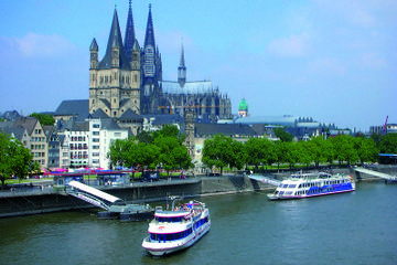 Cologne Combo: Sightseeing Cruise and Meal at Hard Rock Cafe Cologne