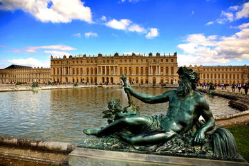 Skip the Line: Versailles Palace in One Day including French Market and Grand Canal Picnic